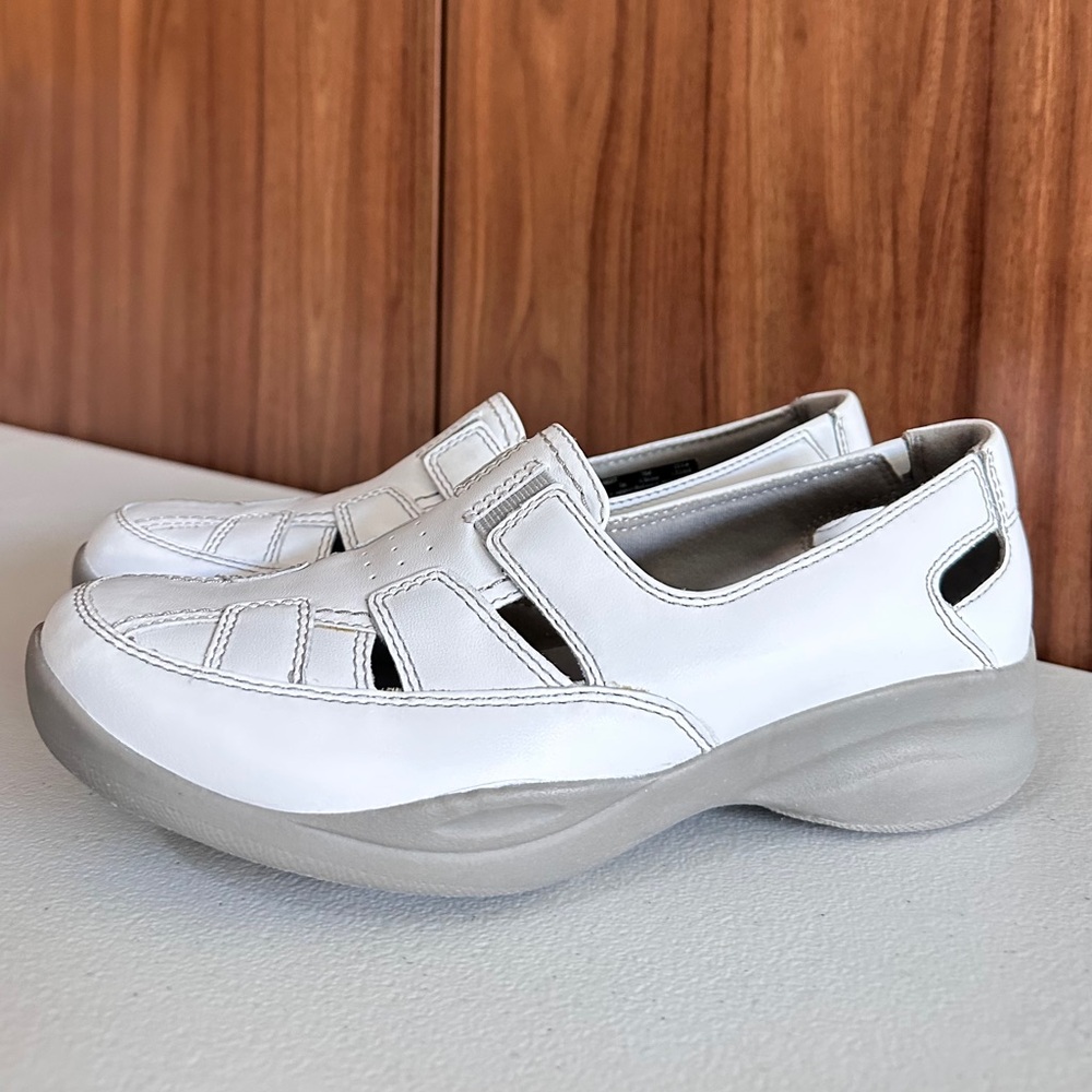 NWOT.  Clarks In-Motion Casual Comfort White Leather Slip-ons Size 7M